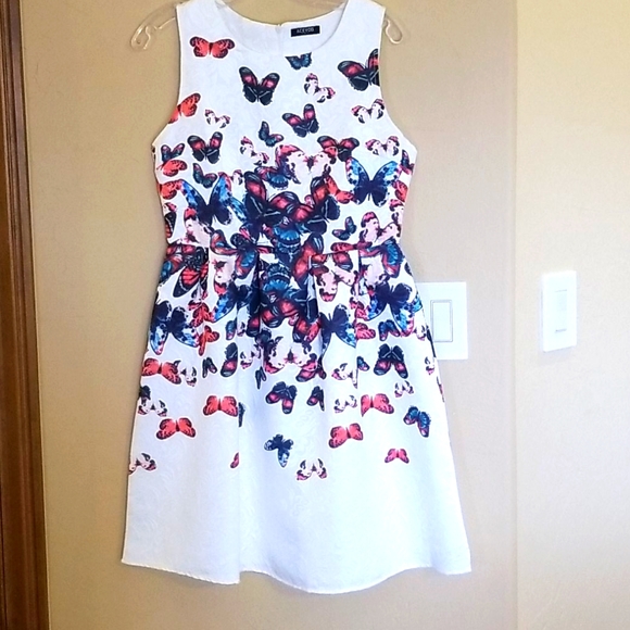 Dresses & Skirts - Cute Butterfly Dress White Size Small